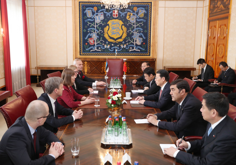 4月13日，应邀访问爱沙尼亚的国务院副总理张高丽在塔林会见爱沙尼亚总统卡柳莱德。