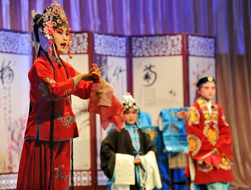 4月19日,在青县木门店镇扣庄村"哈哈腔"传承示范基地,小学员在演出.