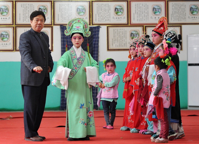 4月19日,在青县木门店镇扣庄村"哈哈腔"传承示范基地,"哈哈腔"艺人刘