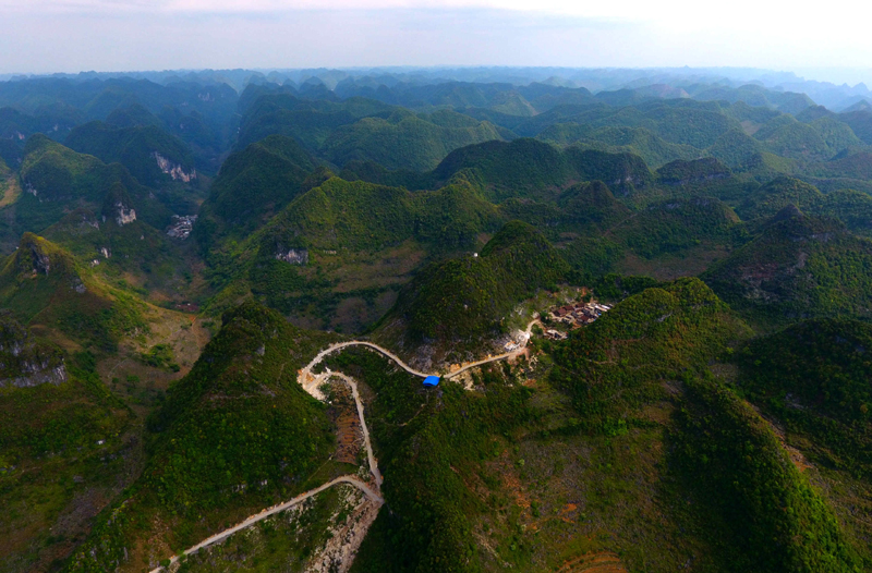 这是广西大化瑶族自治县七百弄乡古竹村一条刚刚修通的屯级公路(5月5