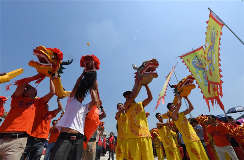 5月28日,村民在举行祭龙头仪式.