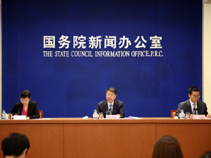 300国新办举行例行吹风会介绍.jpg