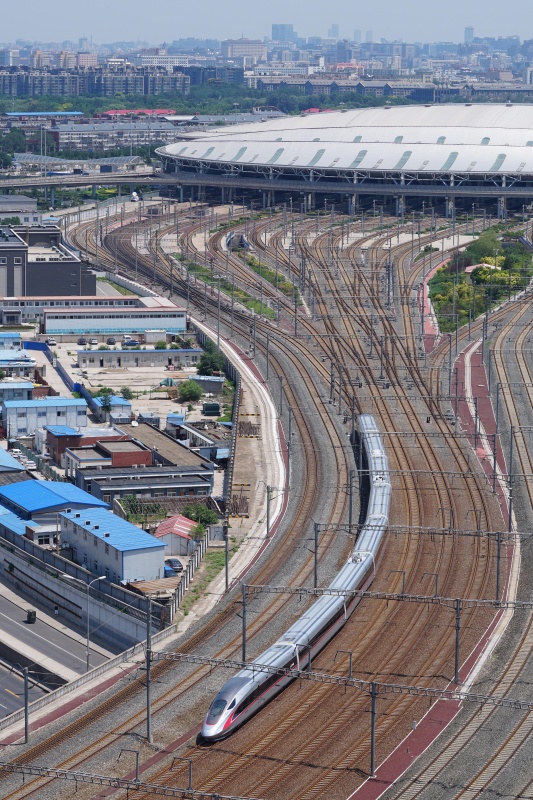 当日,中国标准动车组"复兴号"在京沪高铁两端的北京南站和上海虹桥站