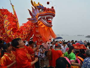 300山东日照：渔民祭海祈福1.jpg