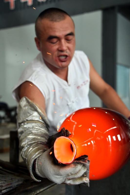 在淄博市博山区西冶工坊,工匠在制作琉璃(7月28日摄).