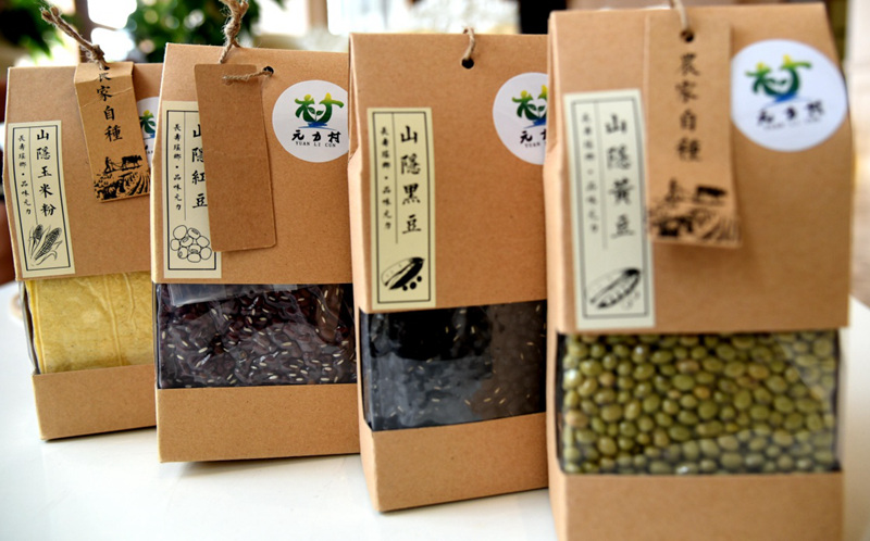 这是9月23日拍摄的广西都安设计师赖俞希设计制作的农产品包装.