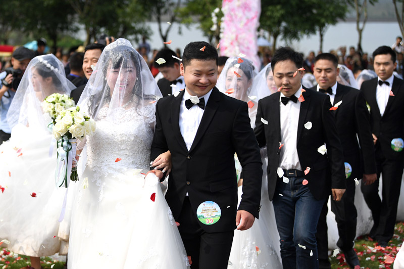 10月1日,安徽省合肥市肥西县68对新人在官亭镇林海景区举行集体婚礼