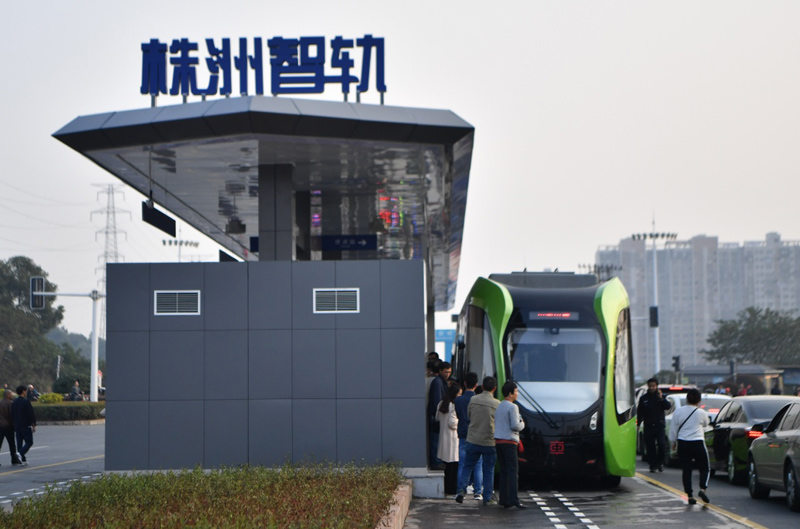 10月23日,株洲市民排队乘坐智轨列车.