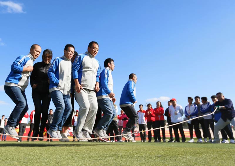 10月29日,山东青岛即墨市即发集团的农民工在参加"集体跳绳"比赛.