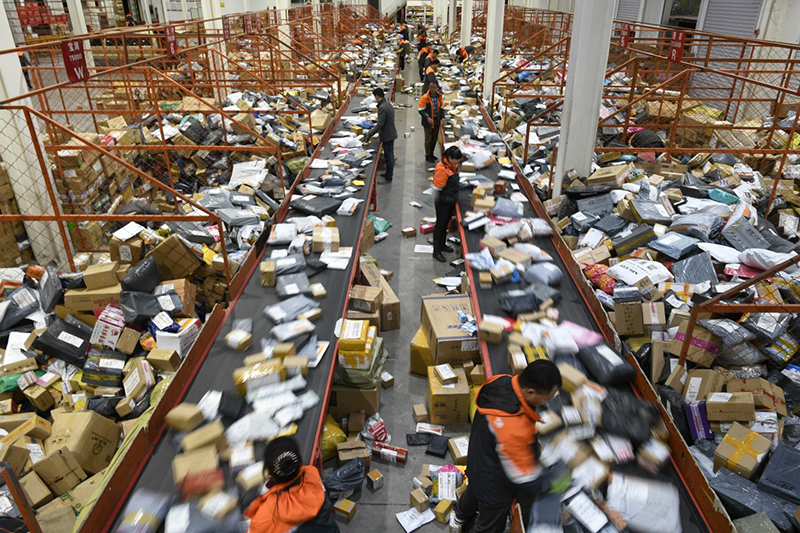 11月14日,宁夏银川市一家快递公司工作人员在加班加点分拣快件.