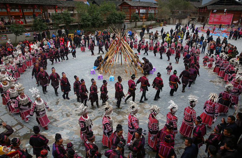 11月20日,在贵州省剑河县观么镇巫包村,苗族同胞在踩芦笙.