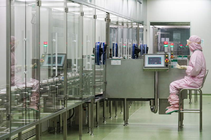 山东绿叶制药集团有限公司员工在药品包装生产线上作业(11月24日摄)