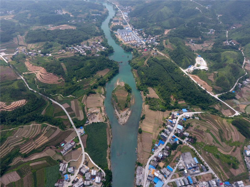 这是广西都安瑶族自治县拉烈镇刁江两岸的村舍和道路(8月2日摄).