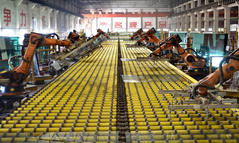 这是河北省沙河市一家企业的自动化浮法玻璃生产线(12月16日摄).