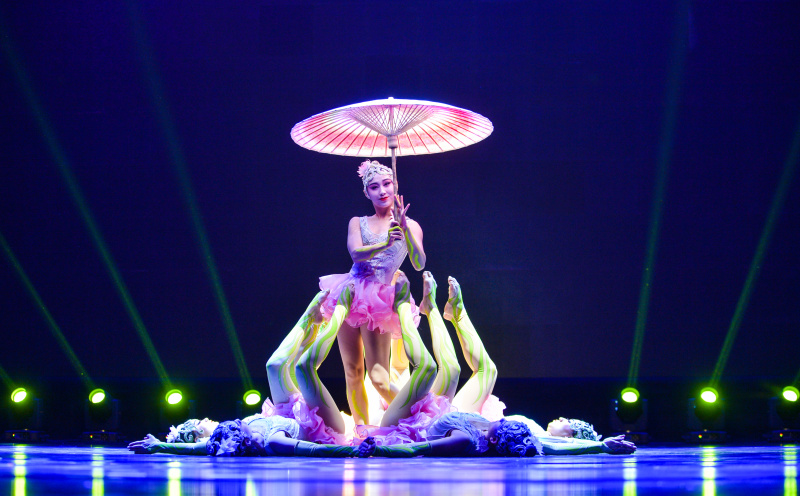 1月4日,中国杂技团的演员在表演《荷塘月色——蹬伞》.