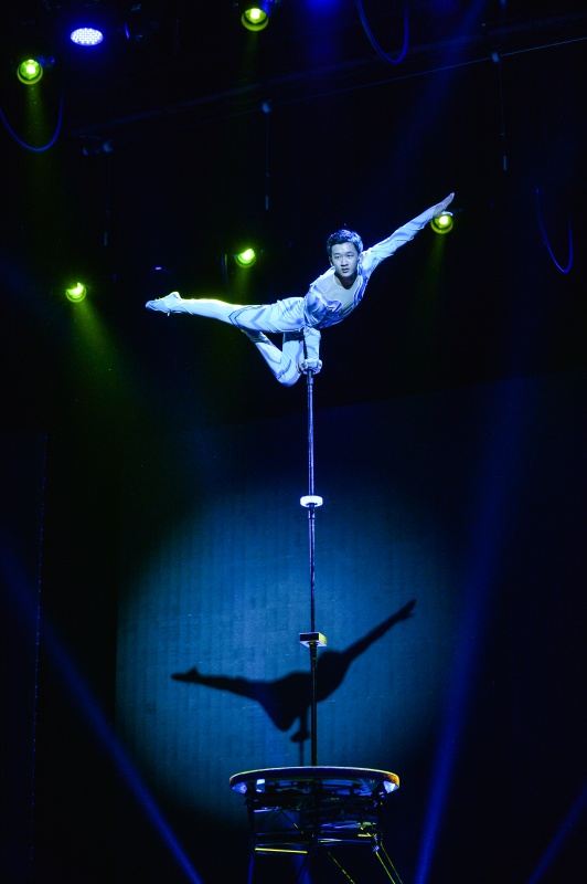 1月4日,中国铁路文工团曲艺杂技团的演员在表演《羽翼飞翔——单手