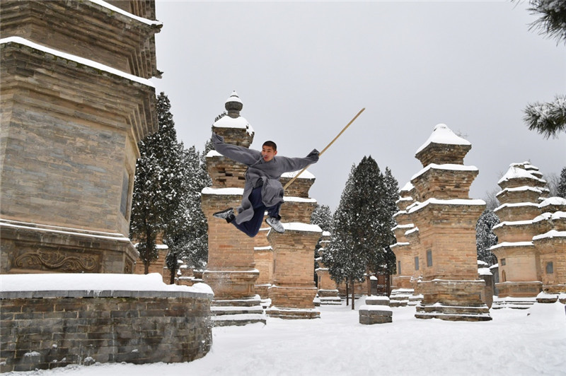 少林寺武僧雪中展绝技