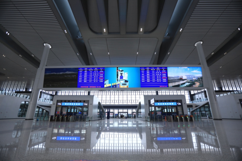 这是重庆西站站房内部的进站口和检票口(1月8日摄).