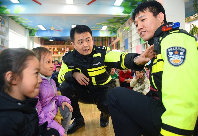 新华社发(章朔 摄 当日,河北石家庄长安交警大