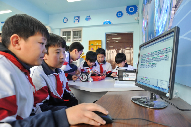1月18日,河北省任丘市实验小学的学生在学习编程知识.