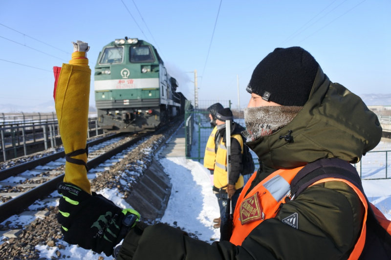 哈尔滨铁路局牡丹江工务段工作人员巡检铁路