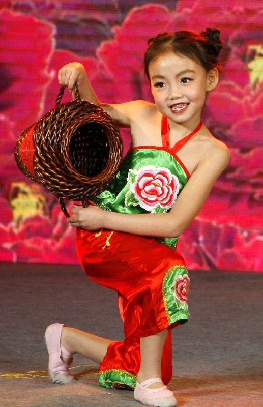 1月27日,张婉月小朋友在表演舞蹈《醋妞妞》.