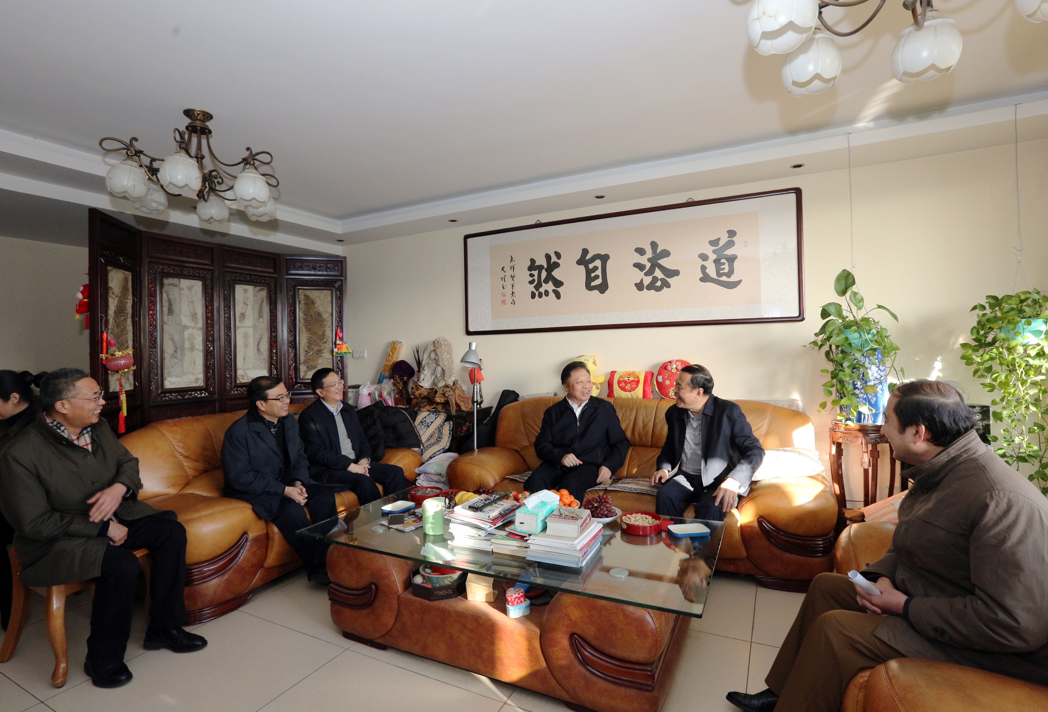 国家海洋局党组书记,局长王宏冒着严寒来到部分离退休老干部的家中