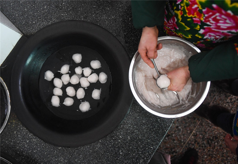 1月31日,浙江省湖州市东林镇星联村的村民用鱼肉制作传统鱼圆.