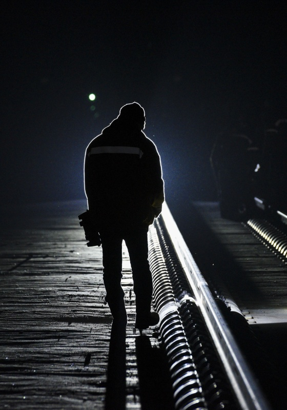 兰新高铁线上的夜行者