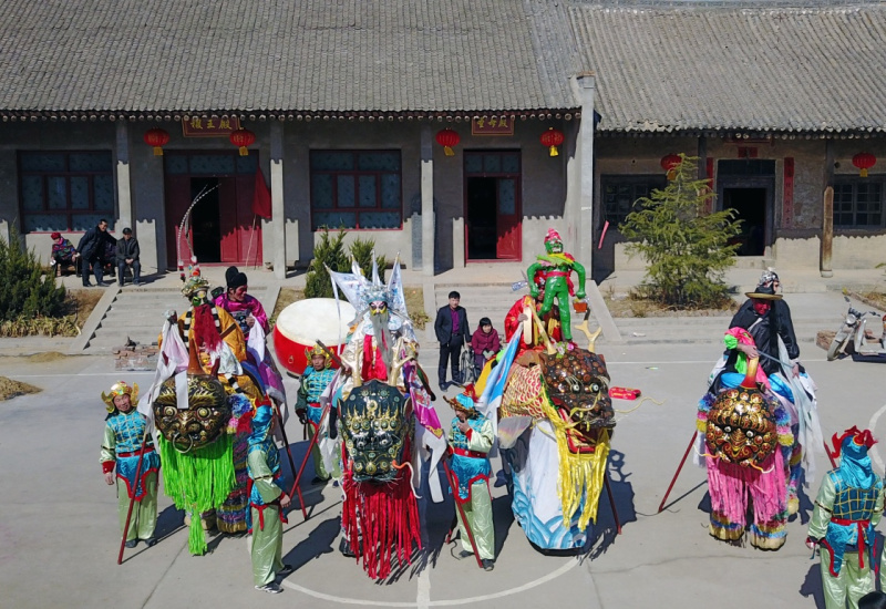 "高跷走兽"闹新春