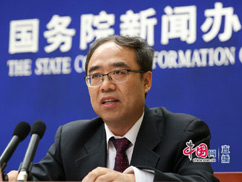 答记者问1-242.jpg