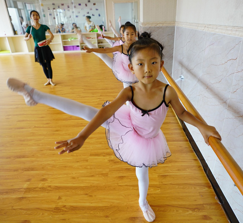 7月11日,唐山市海港开发区的小学生在青少年文化活动中心练习舞蹈.