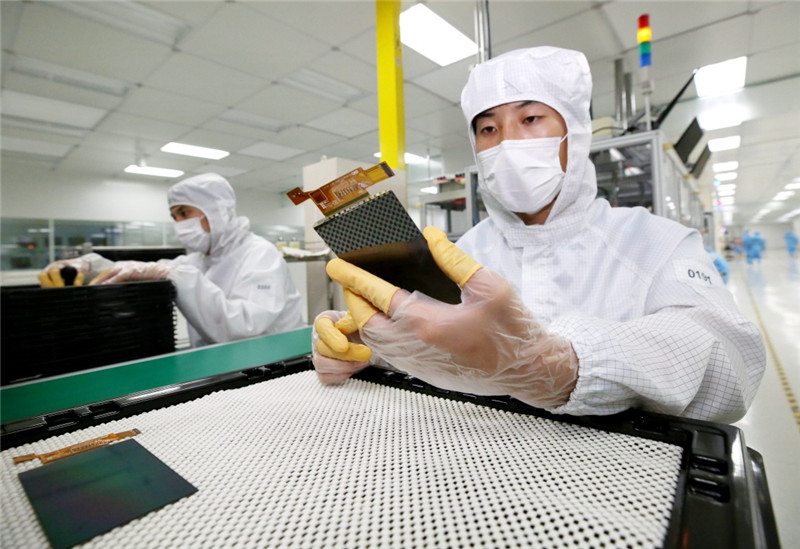 7月13日,在廊坊市霸州经济开发区高新技术产业园维信诺公司,工作人员