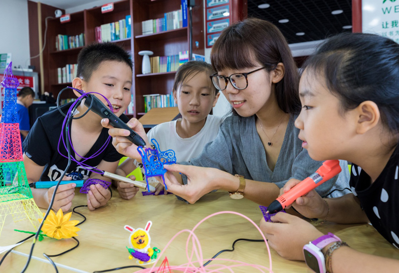 8月7日,呼和浩特市玉泉区观音庙社区的孩子们在学习体验3d手绘.