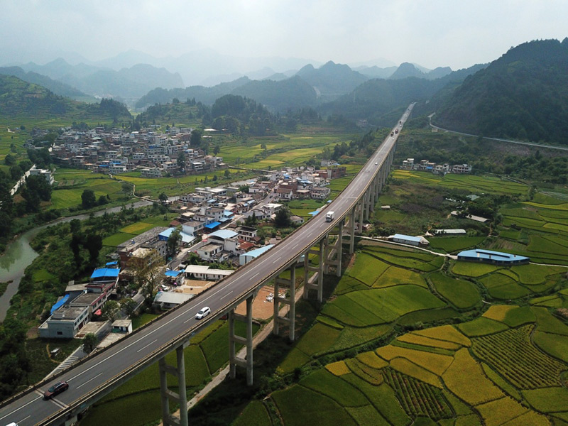 秋日公路美如画