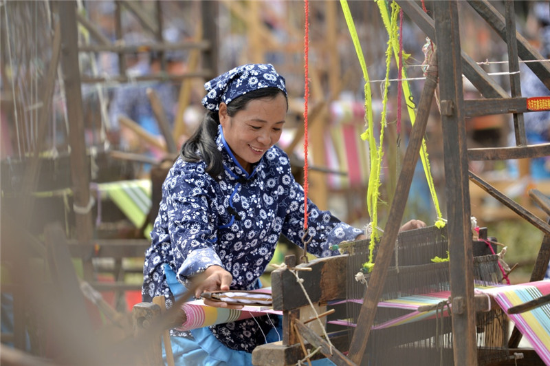 河北:八百织女展"非遗"