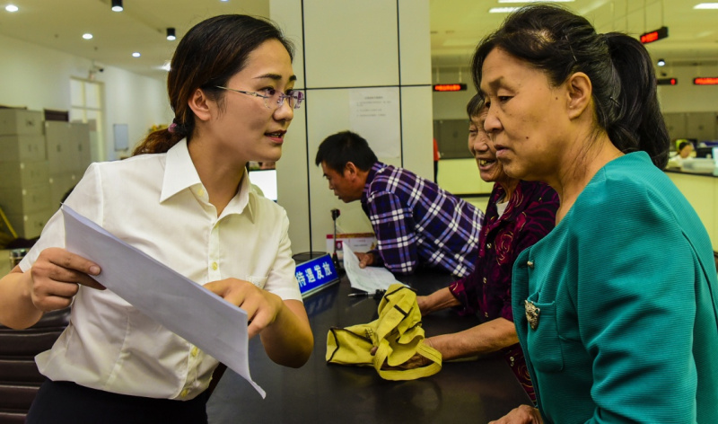 9月25日,在河北省故城县人力资源和社会保障局便民服务窗口,工作人员