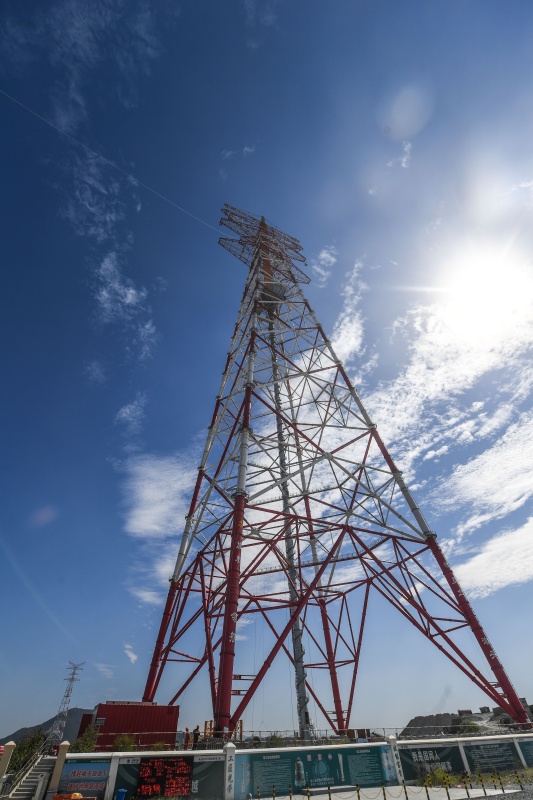 浙江舟山金塘岛380米输电铁塔完成立塔施工