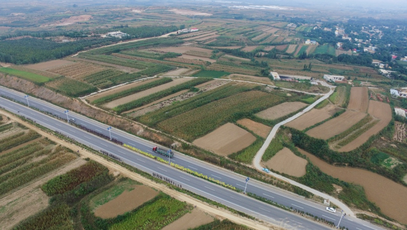 这是10月3日无人机拍摄的内丘县柳林镇境内的公路.