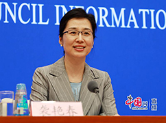国新办新闻局副局长袭艳春主持吹风会.jpg