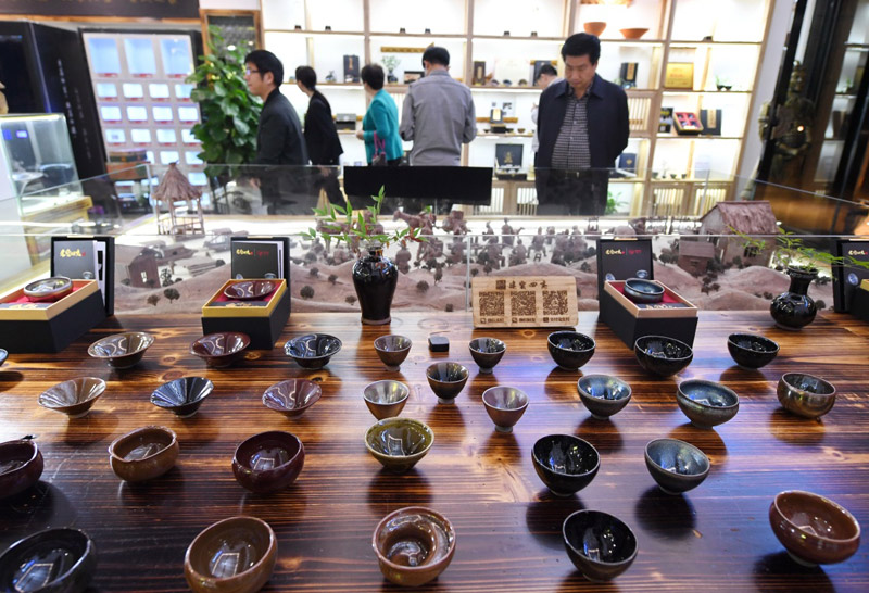 10月29日,游客在建阳建盏一条街参观建盏.