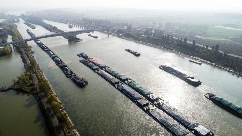 京杭运河山东枣庄段北煤南运运输忙