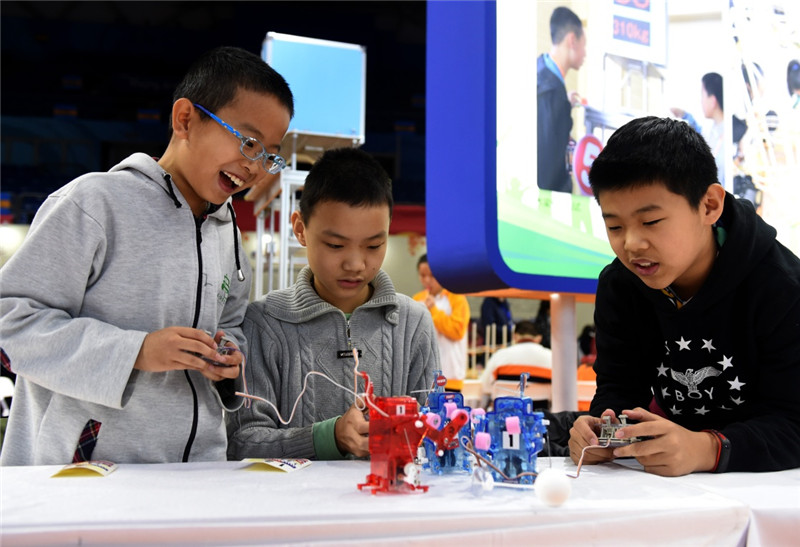 北京市举办中小学生特色科技活动展