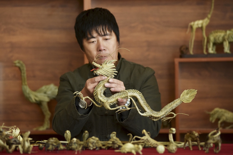 非遗进社区草编传文化