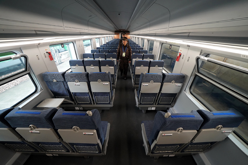 这是cr200j动车组列车内的硬座车厢(1月6日摄).