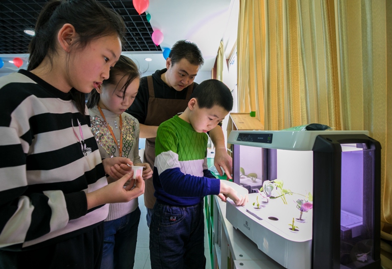 1月24日,呼和浩特市玉泉区观音庙社区孩子在学习体验无土栽培技术.