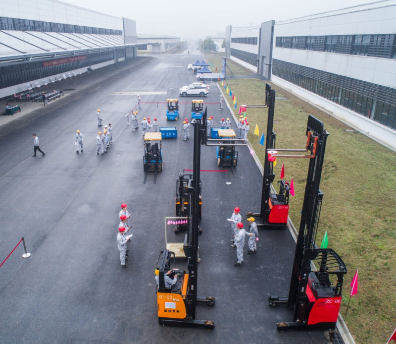 3月29日,技术工人在参加叉车技能比赛(无人机拍摄).
