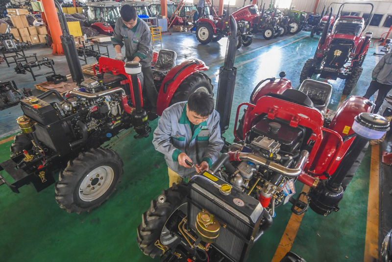 4月3日,河北宏力重工有限公司工人组装大型拖拉机.