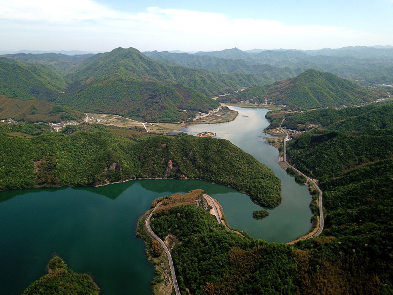 这是在霍山县磨子潭镇拍摄的大别山旅游扶贫快速通道(4月18日无人机