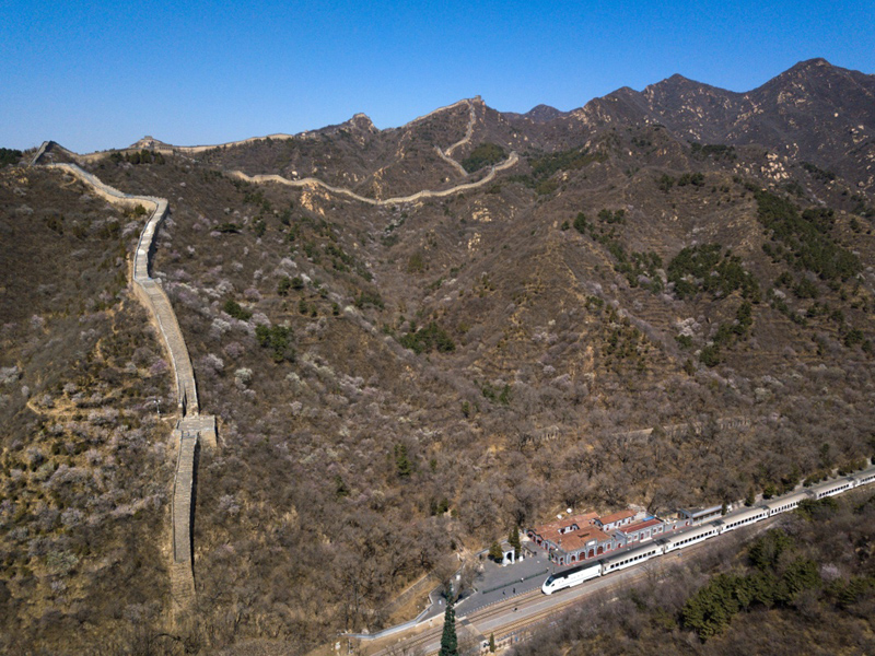 这是4月2日无人机拍摄的八达岭长城脚下的百年老站—青龙桥火车站.